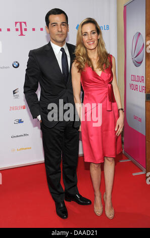 L'acteur allemand Erol Sander (L) et son épouse Caroline Godet arrivent à l'award show pour le prix d'animation allemand DIVA à Munich, Allemagne, le 25 janvier 2011. Photo : Ursula Dueren Banque D'Images