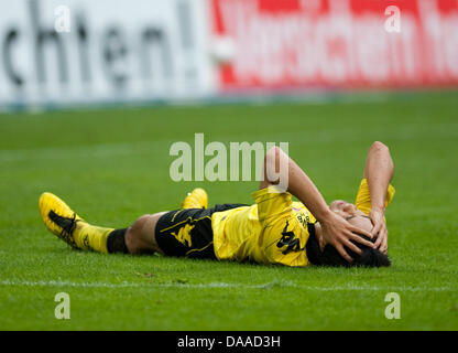 (FILE) un fichier photo datée du 19 septembre 2010 montre à la Shinji Kagawa Bundesliga match : FC Schalke 04 Borussia Dortmund par rapport à la Veltins-Arena à Dortmund, en Allemagne. Kagawa pourraient avoir enfreint son metatarsel dans la demi-finale le mardi de la coupe d'Asie contre la Corée du Sud. Photo:BERND THISSEN Banque D'Images