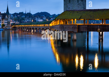 Pont de la chapelle, village, ville, canton, Suisse, Europe, Lucerne, Lucerne, rivière, écoulement, Reuss, réflexion, pont, pont en bois, Banque D'Images