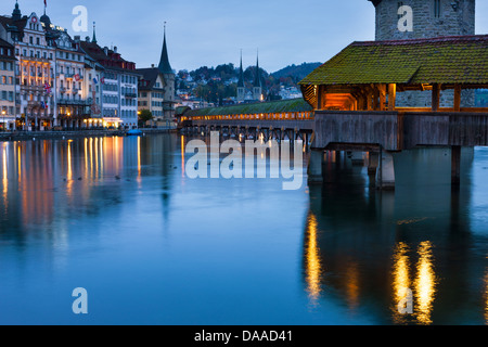 Pont de la chapelle, village, ville, canton, Suisse, Europe, Lucerne, Lucerne, rivière, écoulement, Reuss, réflexion, pont, pont en bois, Banque D'Images