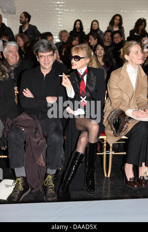 L'actrice et chanteuse française Arielle Dombasle (2e R) assister à la présentation de la collection printemps-été 2011 collection Haute Couture de Jean Paul Gaultier lors de la Fashion Week de Paris, à Paris, France, 26 janvier 2011. La présentation de la collection printemps/été 2011 se déroule du 24 au 27 janvier. Photo : Hendrik Ballhausen Banque D'Images