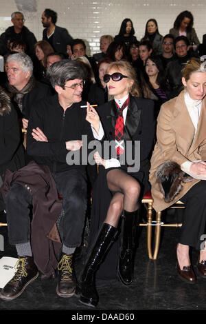 L'actrice et chanteuse française Arielle Dombasle (2e R) assister à la présentation de la collection printemps-été 2011 collection Haute Couture de Jean Paul Gaultier lors de la Fashion Week de Paris, à Paris, France, 26 janvier 2011. La présentation de la collection printemps/été 2011 se déroule du 24 au 27 janvier. Photo : Hendrik Ballhausen Banque D'Images