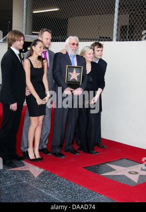 (L à R) : Angus Sutherland et date, Roeg Sutherland, Rachel Sutherland Rossif Sutherland et rejoindre leur père Donald Sutherland (C) à la cérémonie honorant M. Sutherland avec une étoile sur le Hollywood Walk of Fame sur Hollywood Boulevard à Los Angeles, USA, 26 janvier 2011. Photo : Hubert Boesl Banque D'Images