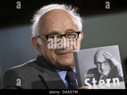 (Dossier) - Un fichier dpa photo datée du 13 octobre 2007 nous montre historien et auteur Fritz Stern à la Foire internationale du livre de Francfort, en Allemagne. Le 02 février 2011, M. Stern tourne 85. Photo : Arno Burgi Banque D'Images