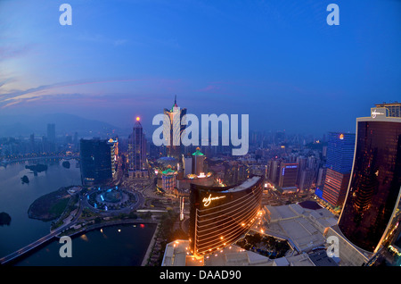 Un grand-angle, vue à vol d'oiseau au crépuscule sur le lac Nam Van, le Lisboa Hotel and Casino et le Wynn Macau Hotel and Casino. Banque D'Images