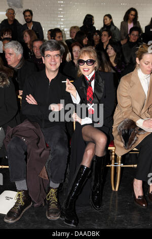 L'actrice et chanteuse française Arielle Dombasle (2-R) assiste à la présentation du printemps/été 2011 collection Haute Couture de Jean Paul Gaultier lors de la Fashion Week de Paris, à Paris, France, 26 janvier 2011. La présentation de la collection printemps/été 2011 se déroule du 24 au 27 janvier. Photo : Hendrik Ballhausen Banque D'Images