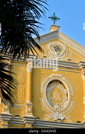 L'extérieur de l'église Saint-Dominique, ou 'Igreja de São Domingos" en portugais, au Largo do Senado, ou Place du Sénat. Banque D'Images