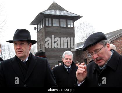 Le Président allemand Christian Wulff (L) et son homologue polonais Bronislaw Komorowski (R) visiter l'ancien camp d'Auschwitz en extinction Oswiecim, Pologne, 27 janvier 2011. M. Wulff a assisté à une commémoration de la 66e anniversaire de la libération du camp d'extermination d'Auschwitz. Photo : WOLFGANG KUMM Banque D'Images