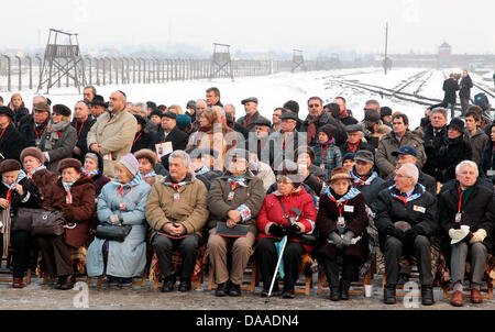 Les survivants de l'holocauste assister à une commémoration à l'ancien camp d'Auschwitz en extinction Oswiecim, Pologne, 27 janvier 2011. Le Président allemand Wulff a assisté à une commémoration de la 66e anniversaire de la libération du camp d'extermination d'Auschwitz. Photo : WOLFGANG KUMM Banque D'Images