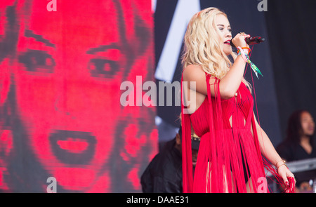 Rita Ora effectue sur la pyramide de la scène à l'Vendredi du festival de Glastonbury. 28 Juin 2013 Banque D'Images