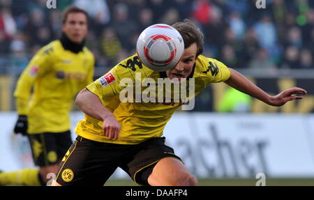 Kevin Grosskreutz Dortmund contrôle le ballon au cours de Bundesliga match VfL Wolfsburg v Borussia Dortmund chez Volkswagen Arena Stadium à Wolfsburg, Allemagne, du 29 janvier 2011. Dortmund battu Wolfsburg avec 3-0. Photo : Jochen Luebke Banque D'Images