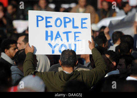 Un manifestant est titulaire d'un signe avec la légende "Les gens détestent vous' sur la rue près de la place Tahrir au Caire, l'Allemagne, le 31 janvier 2011. Opositionists égyptiens ont appelé à une grande manifestation demain, le 1 février 2011, à l'Égypte, Cario. Le mouvement de jeunesse "6 Avril" veulent d'apporter plus d'un million de personnes ensemble dans la rue pour protester contre le Président Moubarak, les ISC Arabian Banque D'Images