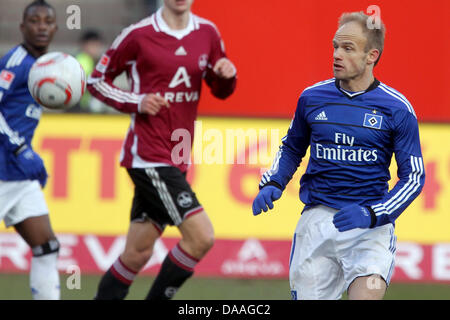 Hambourg, David Jarolim (R) contrôle le ballon au cours de Bundesliga match 1.FC Nuremberg à Hambourg SV v stade easyCredit à Nuremberg, Allemagne, du 29 janvier 2011. Nuremberg a battu Hambourg avec 2-0. Photo : Daniel Karmann Banque D'Images