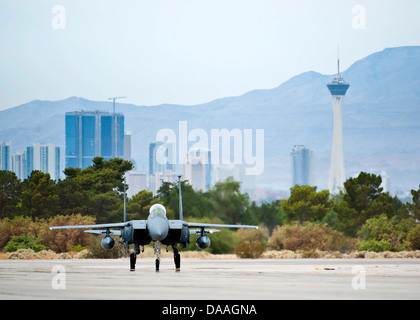 Un F-15E Strike Eagle affecté à la 335e Escadron de chasse, Seymour Johnson Air Force Base, N.C., les taxis sur la piste verte en Flag-West 13-5 24 juin 2013, à Nellis Air Force Base, Nevada La mission de la 335FS est de se préparer au déploiement anywh Banque D'Images