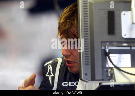 Red Bull de Sebastian Vettel se prépare pour un tour d'essai avec sa nouvelle voiture RB7 pendant une séance d'essais à Valence, Espagne, le 1 février 2011. Le 1er février 2011, la première session de test de la nouvelle saison 2011 s'est tenue à Valence, en Espagne, avec les nouvelles voitures. Photo : Jens Buettner Banque D'Images