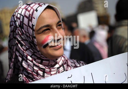 Une jeune femme a peint l'Egypte couleurs nationales sur son visage et se dresse au milieu de manifestants sur la place Tahrir au Caire, Egypte, 01 février 2011. Le huitième jour de protestations contre l'Egpytian Président Hosny Moubarak, des manifestants anti-gouvernement devraient organiser un 'million-man' mars en Egypte pour marquer une semaine de démonstrations en continu. Photo : Hannibal Banque D'Images