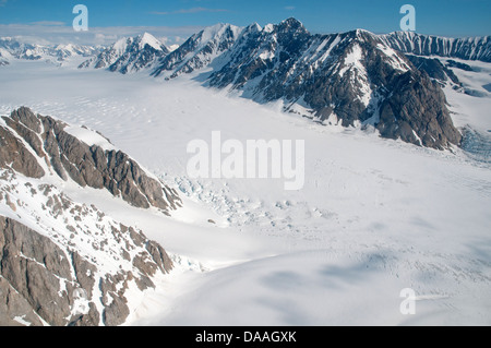 Vue aérienne d'un glacier et de montagnes dans les champs de glace de la chaîne Saint Elias, parc national Kluane, territoire du Yukon, Canada. Banque D'Images