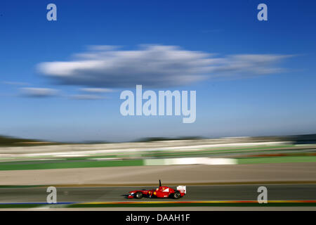 Pilote de Formule 1 espagnol Fernando Alonso de Ferrari est assis dans sa nouvelle voiture à Valence, Espagne, le 1 février 2011. Le 1er février 2011, la première session de test de la nouvelle saison 2011 s'est tenue à Valence, en Espagne, avec les nouvelles voitures. Photo : Jens Buettner Banque D'Images