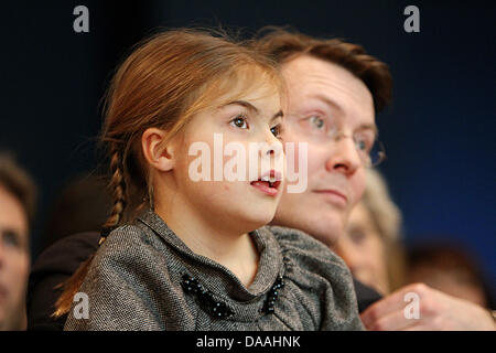 Prince néerlandais Constantijn et sa fille Comtesse Eloise assister à la présentation du livre de la Princesse Laurentien's livre 'Mr. Finney en de andere kant van het water (M. Finney et de l'autre côté de l'eau) au zoo de Rotterdam, aux Pays-Bas, le 2 février 2011. La Princesse Laurentien a écrit le livre avec des illustrations de Sieb Posthuma. Thème du livre est le climat chan Banque D'Images