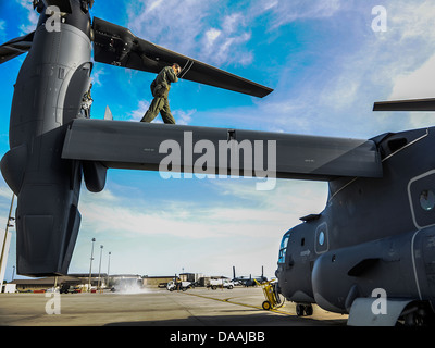 Le s.. Alexander Para, un CV-22 Osprey ingénieur de vol de l'aéronef à partir de la 8e Escadron d'opérations spéciales, effectue une inspection prévol sur Hurlburt Field, en Floride, le 25 juin 2013. Hurlburt transportait trois avions Osprey à une autre base pour la formation. Banque D'Images