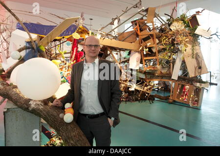 Oliver Kornhoff, directeur du Musée de l'Arp, présente des œuvres d'artistes suisses Gerda Steiner et Jörg Lenzlinger à Remagen, Allemagne, 02 février 2011. L'artiste le sujet 'les eaux de crue - boit oh coeur de l'abondance des temps" et l'emplacement du musée. Musée de l'Arp est située sur les berges du Rhin, à la fois une source et une destroyal. Photo : Thomas Frey Banque D'Images