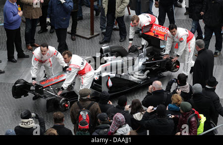 McLaren dévoile la MP4-26 nouveau à Berlin, Allemagne, 04 février 2011. L'équipe de Formule 1 McLaren a lancé sa voiture pour la saison 2011 lors d'un exposé. La nouvelle MP4-26, qui, comme ses récents prédécesseurs comporte un moteur Mercedes, sera accordée pour la première fois lors de la deuxième épreuve pré-saison à Jerez, en Espagne la semaine prochaine. McLaren est la dernière de la direction d'équipes de présenter sa voiture pour la Banque D'Images