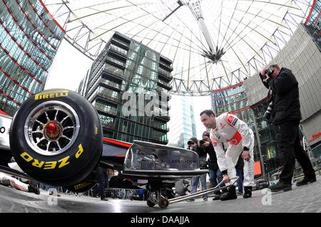 McLaren dévoile la MP4-26 nouveau à Berlin, Allemagne, 04 février 2011. L'équipe de Formule 1 McLaren a lancé sa voiture pour la saison 2011 lors d'un exposé. La nouvelle MP4-26, qui, comme ses récents prédécesseurs comporte un moteur Mercedes, sera accordée pour la première fois lors de la deuxième épreuve pré-saison à Jerez, en Espagne la semaine prochaine. McLaren est la dernière de la direction d'équipes de présenter sa voiture pour la Banque D'Images