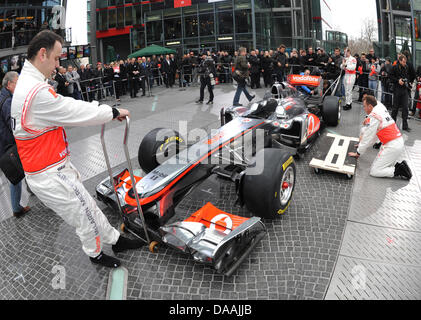 McLaren dévoile la MP4-26 nouveau à Berlin, Allemagne, 04 février 2011. L'équipe de Formule 1 McLaren a lancé sa voiture pour la saison 2011 lors d'un exposé. La nouvelle MP4-26, qui, comme ses récents prédécesseurs comporte un moteur Mercedes, sera accordée pour la première fois lors de la deuxième épreuve pré-saison à Jerez, en Espagne la semaine prochaine. McLaren est la dernière de la direction d'équipes de présenter sa voiture pour la Banque D'Images