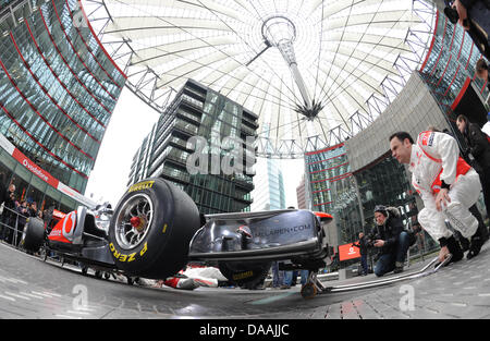 McLaren dévoile la MP4-26 nouveau à Berlin, Allemagne, 04 février 2011. L'équipe de Formule 1 McLaren a lancé sa voiture pour la saison 2011 lors d'un exposé. La nouvelle MP4-26, qui, comme ses récents prédécesseurs comporte un moteur Mercedes, sera accordée pour la première fois lors de la deuxième épreuve pré-saison à Jerez, en Espagne la semaine prochaine. McLaren est la dernière de la direction d'équipes de présenter sa voiture pour la Banque D'Images