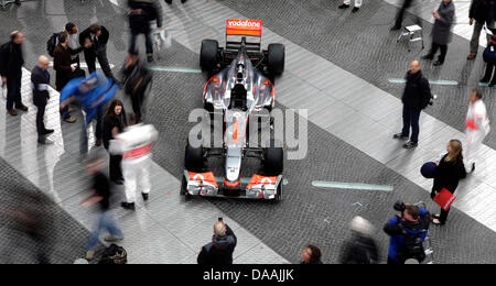 McLaren dévoile la MP4-26 nouveau à Berlin, Allemagne, 04 février 2011. L'équipe de Formule 1 McLaren a lancé sa voiture pour la saison 2011 lors d'un exposé. La nouvelle MP4-26, qui, comme ses récents prédécesseurs comporte un moteur Mercedes, sera accordée pour la première fois lors de la deuxième épreuve pré-saison à Jerez, en Espagne la semaine prochaine. McLaren est la dernière de la direction d'équipes de présenter sa voiture pour la Banque D'Images