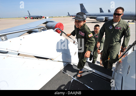 Quinonez-Jauregui Esmeralda, 11 ans, survivant de la leucémie, les conseils d'un KC-135 Stratotanker afficher comme un pilote honoraire et membre de la 384e Escadron de ravitaillement en vol, avec les autres membres d'équipage le 23 juin 2013, à McConnell Air Force Base, Kan. Esmeralda a été sélectionnez Banque D'Images