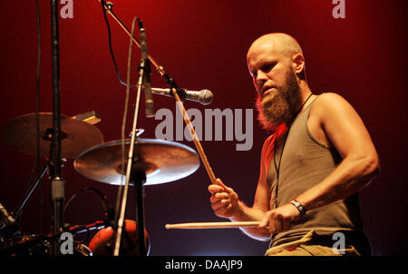 Pardubice, République tchèque. 8 juillet, 2013. Le Ben Miller Band effectuer en tant que client de ZZ Top's Summer/Fall Tour concert à Pardubice, République tchèque, le lundi 8 juillet 2013. Batteur et percussionniste photo Doug Dicharry. Photo : CTK Josef Vostarek/Photo/Alamy Live News Banque D'Images