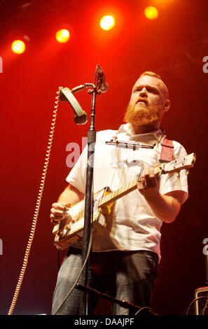 Pardubice, République tchèque. 8 juillet, 2013. Le Ben Miller Band effectuer en tant que client de ZZ Top's Summer/Fall Tour concert à Pardubice, République tchèque, le lundi 8 juillet 2013. Sur la photo Ben frontman Miller. Photo : CTK Josef Vostarek/Photo/Alamy Live News Banque D'Images