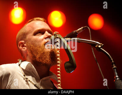 Pardubice, République tchèque. 8 juillet, 2013. Le Ben Miller Band effectuer en tant que client de ZZ Top's Summer/Fall Tour concert à Pardubice, République tchèque, le lundi 8 juillet 2013. Sur la photo Ben frontman Miller. Photo : CTK Josef Vostarek/Photo/Alamy Live News Banque D'Images