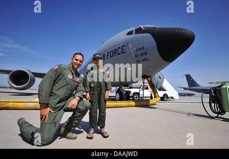 Le Capitaine Jonathan Yates, 384h Ravitaillement en vol, pilote de l'Escadron et Esmeralda Quinonez-Jauregui, 11 ans, survivant de la leucémie, stand en face de l'un KC-135 Stratotanker afficher, le 13 juin 2013, à McConnell Air Force Base, Kan. Esmeralda et sa famille ont visité le b Banque D'Images