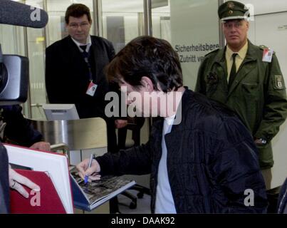 Acteur d'origine canadienne Michael J. Fox signe des autographes à son arrivée à l'aéroport de Tegel à Berlin, Allemagne, 04 février 2011. Fox est l'un des récipiendaires de la 46e remise des prix de la caméra d'or, qui sera décerné le 5 février 2011. Photo : Xamax Banque D'Images