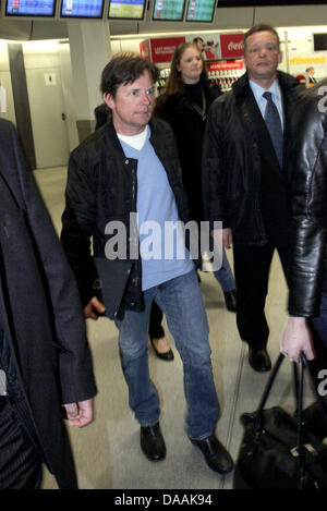 Acteur d'origine canadienne Michael J. Fox arrive à l'aéroport de Tegel à Berlin, Allemagne, 04 février 2011. Fox est l'un des récipiendaires de la 46e remise des prix de la caméra d'or, qui sera décerné le 5 février 2011. Photo : Xamax Banque D'Images