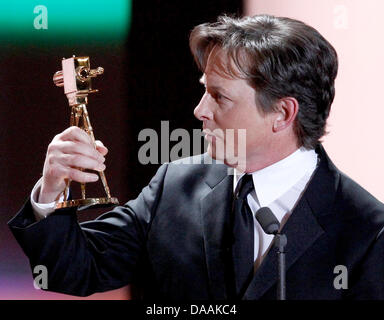 Né au Canada, l'acteur Michael J. Fox international tient son lifetime achievement award lors de la 46e cérémonie de remise des prix de la caméra d'or à Berlin, Allemagne, 5 février 2011. Le prix rend hommage à l'auditoire de favoris du cinéma, de la télévision, du sport et des médias. Photo : Tobias Schwarz dpa/lbn Banque D'Images