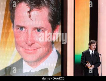 Né au Canada, l'acteur Michael J. Fox international tient son lifetime achievement award lors de la 46e cérémonie de remise des prix de la caméra d'or à Berlin, Allemagne, 5 février 2011. Le prix rend hommage à l'auditoire de favoris du cinéma, de la télévision, du sport et des médias. Photo : Tobias Schwarz dpa/lbn Banque D'Images