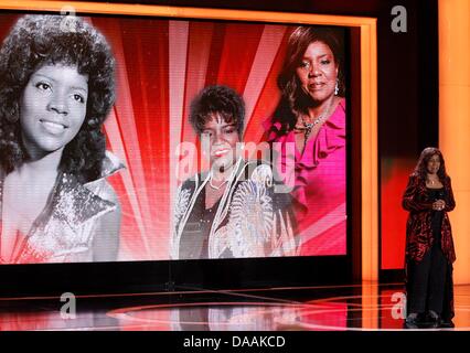 Le chanteur Gloria Gaynor reçoit le Lifetime achievement award pour la musique lors de la 46e cérémonie de remise des prix de la caméra d'or à Berlin, Allemagne, 5 février 2011. Le prix rend hommage à l'auditoire de favoris du cinéma, de la télévision, du sport et des médias. Photo : Tobias Schwarz dpa/lbn Banque D'Images