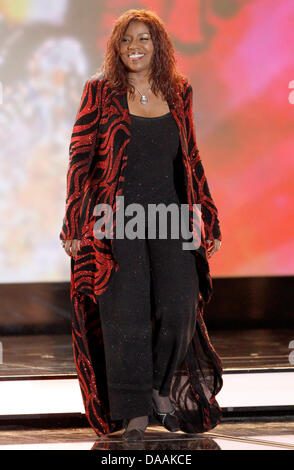 Le chanteur Gloria Gaynor arrive sur scène pour recevoir le lifetime achievement award pour la musique lors de la 46e cérémonie de remise des prix de la caméra d'or à Berlin, Allemagne, 5 février 2011. Le prix rend hommage à l'auditoire de favoris du cinéma, de la télévision, du sport et des médias. Photo : Tobias Schwarz dpa/lbn Banque D'Images