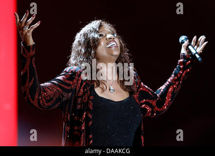 Le chanteur Gloria Gaynor joue sur la scène après avoir reçu le prix Excellence pour la musique lors de la 46e cérémonie de remise des prix de la caméra d'or à Berlin, Allemagne, 5 février 2011. Le prix rend hommage à l'auditoire de favoris du cinéma, de la télévision, du sport et des médias. Photo : Tobias Schwarz dpa/lbn Banque D'Images