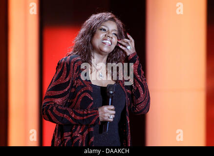 Le chanteur Gloria Gaynor joue sur la scène après avoir reçu le prix Excellence pour la musique lors de la 46e cérémonie de remise des prix de la caméra d'or à Berlin, Allemagne, 5 février 2011. Le prix rend hommage à l'auditoire de favoris du cinéma, de la télévision, du sport et des médias. Photo : Tobias Schwarz dpa/lbn Banque D'Images