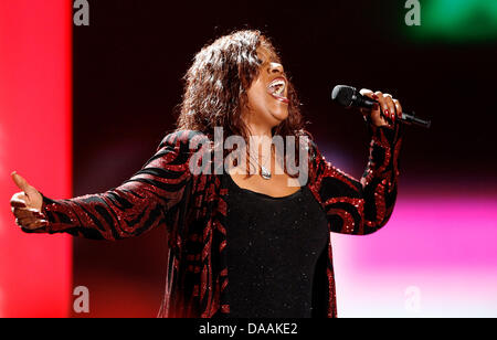 Le chanteur Gloria Gaynor joue sur la scène après avoir reçu le prix Excellence pour la musique lors de la 46e cérémonie de remise des prix de la caméra d'or à Berlin, Allemagne, 5 février 2011. Le prix rend hommage à l'auditoire de favoris du cinéma, de la télévision, du sport et des médias. Photo : Tobias Schwarz dpa/lbn Banque D'Images