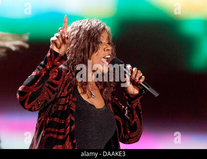 Le chanteur Gloria Gaynor joue sur la scène après avoir reçu le prix Excellence pour la musique lors de la 46e cérémonie de remise des prix de la caméra d'or à Berlin, Allemagne, 5 février 2011. Le prix rend hommage à l'auditoire de favoris du cinéma, de la télévision, du sport et des médias. Photo : Tobias Schwarz dpa/lbn Banque D'Images