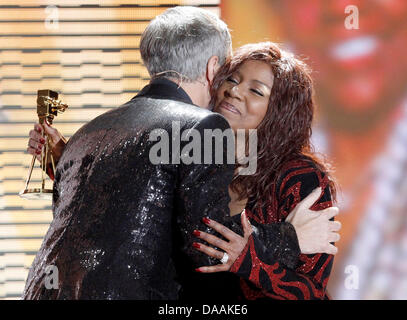 Le chanteur Gloria Gaynor reçoit le Lifetime achievement award pour la musique d'humoriste allemand Thomas Hermanns (L) lors de la 46e cérémonie de remise des prix de la caméra d'or à Berlin, Allemagne, 5 février 2011. Le prix rend hommage à l'auditoire de favoris du cinéma, de la télévision, du sport et des médias. Photo : Tobias Schwarz dpa/lbn Banque D'Images