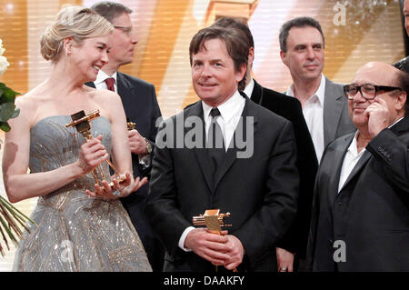 Gagnants, acteurs Renee Zellweger (L) Michael J. Fox (C) et Danny DeVito poser après la 46e cérémonie de remise des prix de la caméra d'or à Berlin, Allemagne, 5 février 2011. Le prix rend hommage à l'auditoire de favoris du cinéma, de la télévision, du sport et des médias. Photo : Tobias Schwarz dpa/lbn Banque D'Images