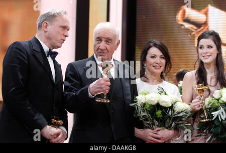 Gagnants, acteurs allemand Ulrich Tukur (L-R) Armin Mueller-Stahl, présentatrice et actrice Iris Berben et chanteuse allemande Lena Meyer-Landrut poser après la 46e cérémonie de remise des prix de la caméra d'or à Berlin, Allemagne, 5 février 2011. Le prix rend hommage à l'auditoire de favoris du cinéma, de la télévision, du sport et des médias. Photo : Tobias Schwarz dpa/lbn Banque D'Images