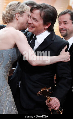 Nous gagnant actrice Renee Zellweger (L) né au Canada félicite l'acteur Michael J. Fox après la 46e cérémonie de remise des prix de la caméra d'or à Berlin, Allemagne, 5 février 2011. Le prix rend hommage à l'auditoire de favoris du cinéma, de la télévision, du sport et des médias. Photo : Tobias Schwarz dpa/lbn Banque D'Images