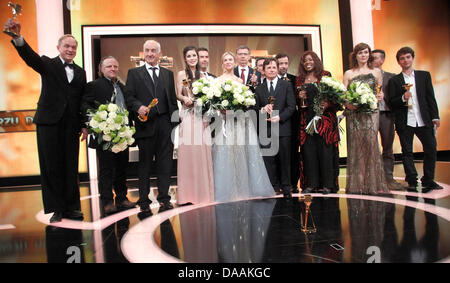 Lauréats de la 46e Caméra d'or award Ulrich Tukur (L-R), Axel Prahl, Armin Mueller-Stahl, chanteuse Lena Meyer-Landrut, Dirk Steffen, Renee Zellweger, Guenther Jauch, Michael J. Fox, Jan Josef Liefers, Gloria Gaynor, Anna Loos et Max Hegewald présentent sur scène après la 46e cérémonie de remise des prix de la caméra d'or à Berlin, Allemagne, 5 février 2011. Le prix rend hommage à l'auditoire favoris f Banque D'Images